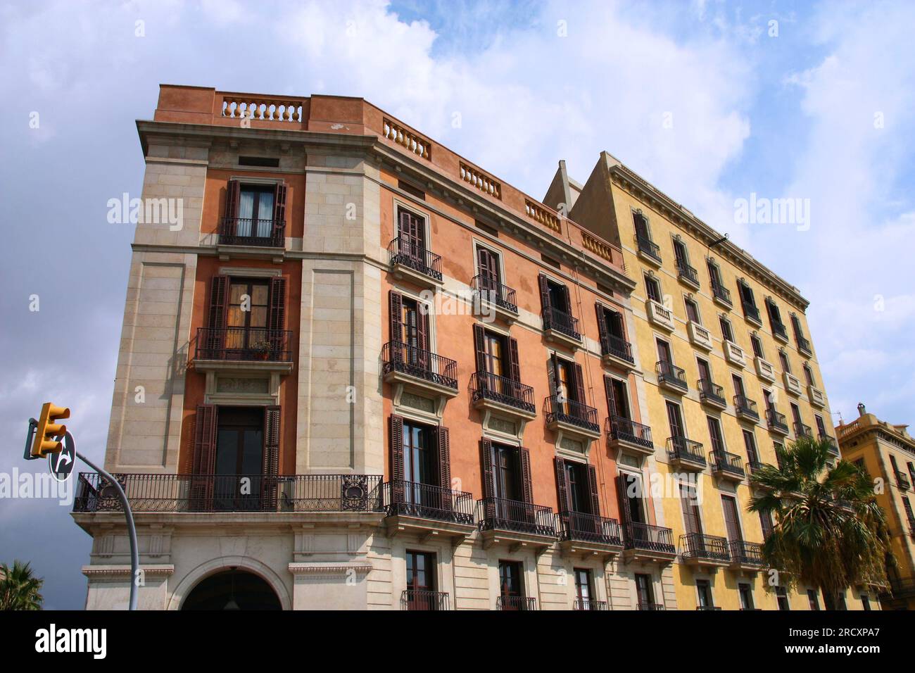 Vue sur la rue d'immeubles contemporains à Barcelone, Espagne. Architecture résidentielle. Banque D'Images