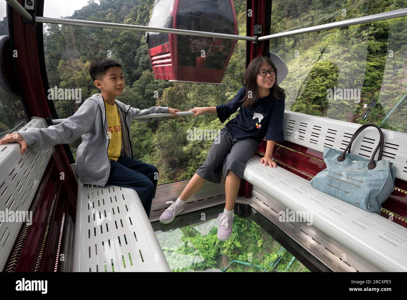 Genting Highland, Malaisie - 20 novembre 2018 : les enfants profitent dans la cabine du téléphérique Awana Skyway avec plancher de base en verre transparent, Genting Highland, M. Banque D'Images