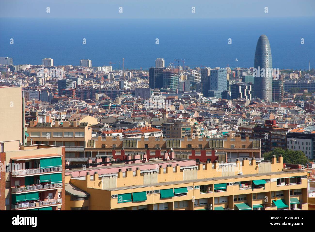 Paysage urbain de Barcelone avec les quartiers Sant Marti et El Poblenou. Barcelone, Espagne. Banque D'Images