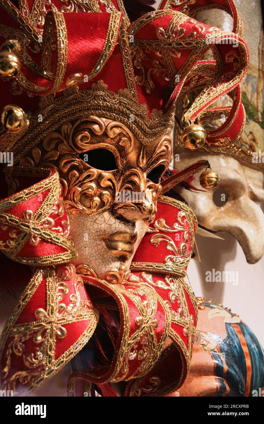 Masque de carnaval de Venise. Masque de costume traditionnel de festival vénitien. Souvenir de Venise, Italie. Banque D'Images