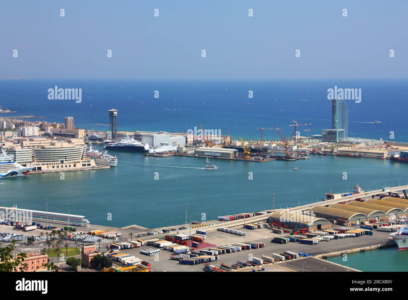 BARCELONE, ESPAGNE - 10 SEPTEMBRE 2009 : Port de Barcelone, deuxième plus grande ville d'Espagne. Le port de Barcelone est l'un des 10 ports à conteneurs les plus fréquentés d'Europe Banque D'Images