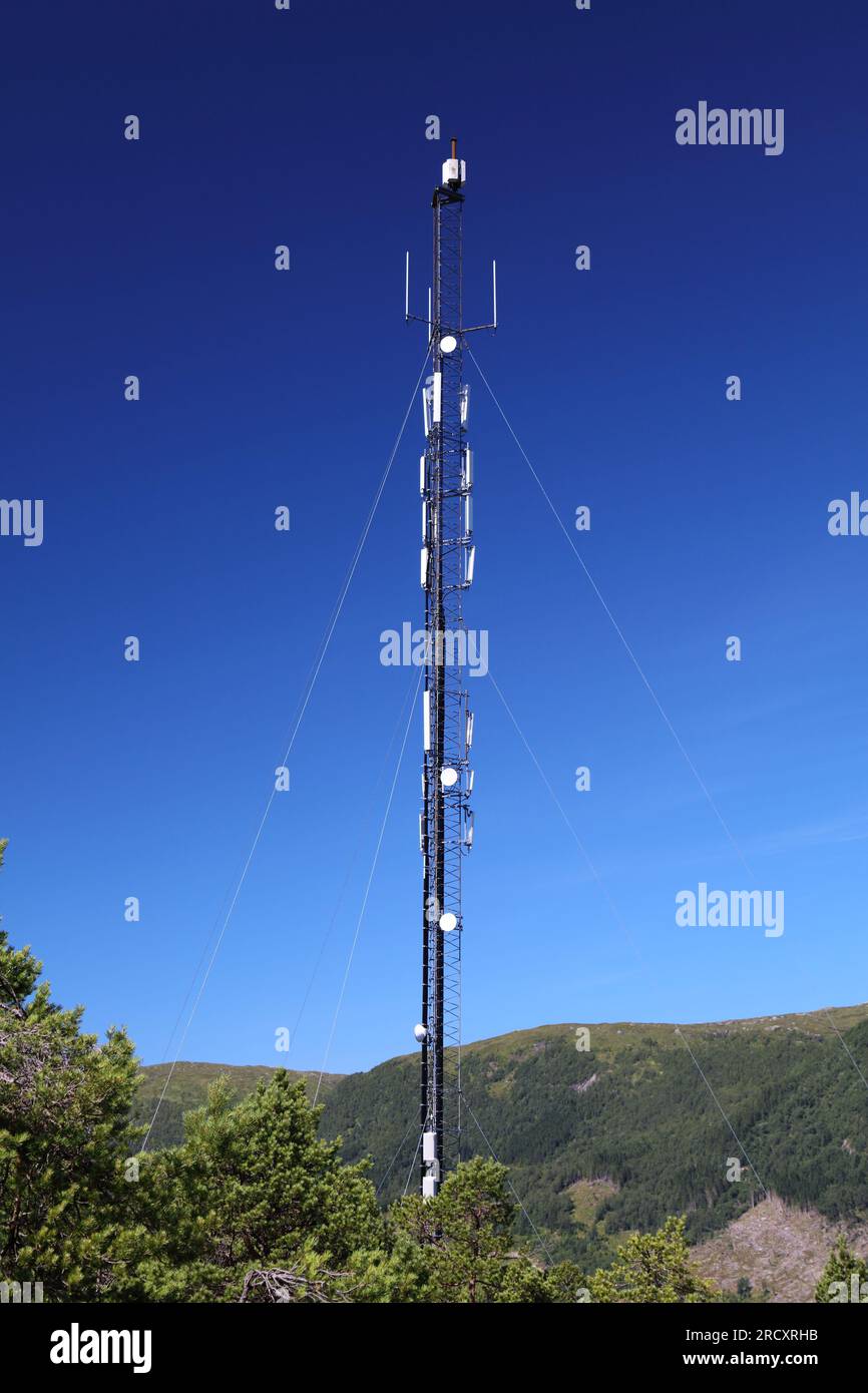 Station de base Telecom en Norvège. Antennes sectorielles de tour cellulaire. Équipement émetteur 5G mobile. Banque D'Images