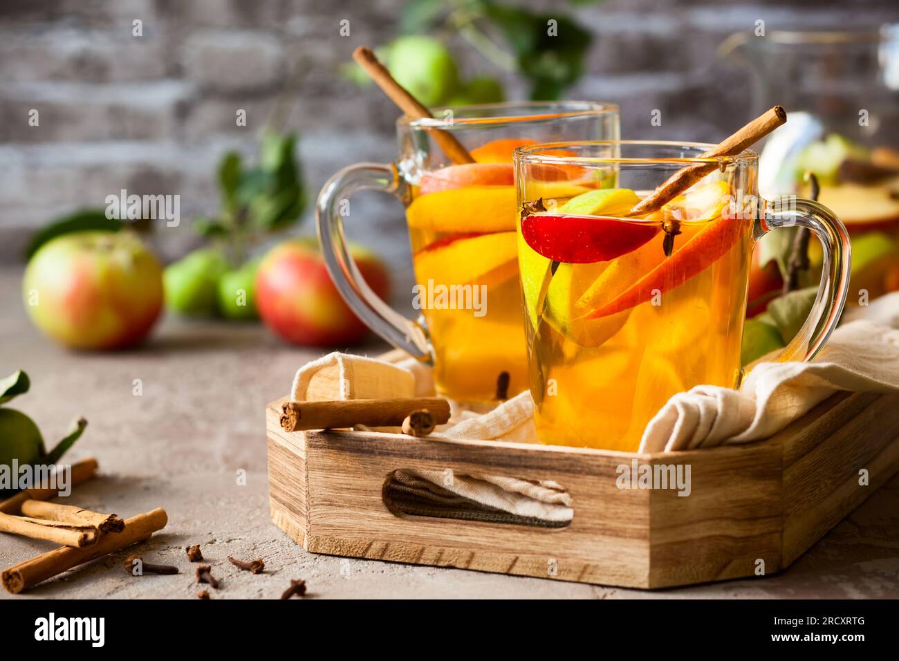 Sangria aux pommes, agrumes et épices Banque D'Images