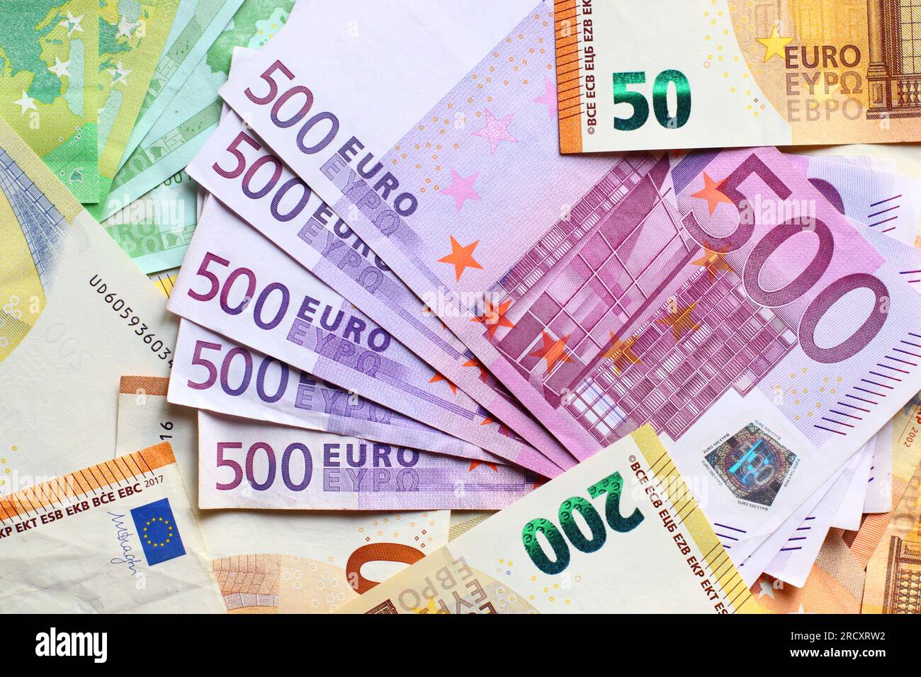 Historique des billets en monnaie euro. Toile de fond de l'argent papier européen avec des factures de 100, 200 et 500 euros. Banque D'Images