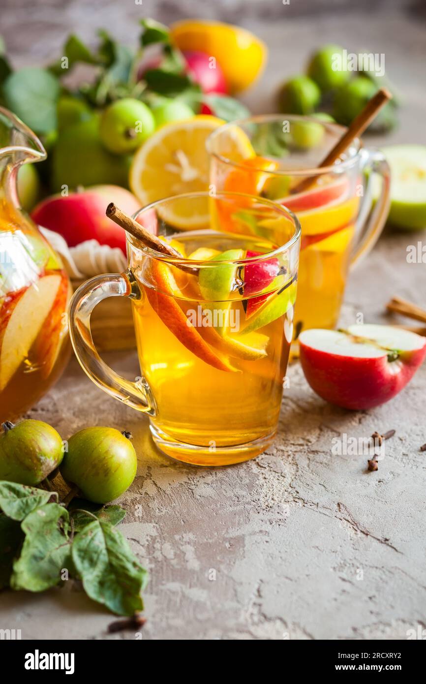 Sangria aux pommes, agrumes et épices Banque D'Images