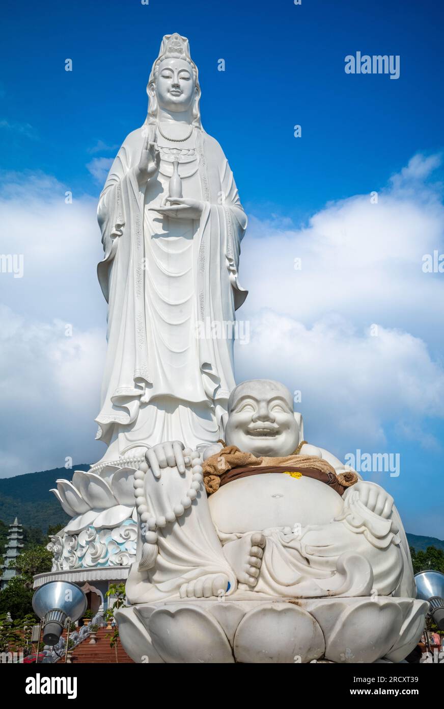 Une statue Budai, ou Bouddha riant, devant la statue géante du Bodhisattva Avalokitesvara à la pagode bouddhiste Ling Ung Bai Buc à son Tra, Danang, Banque D'Images