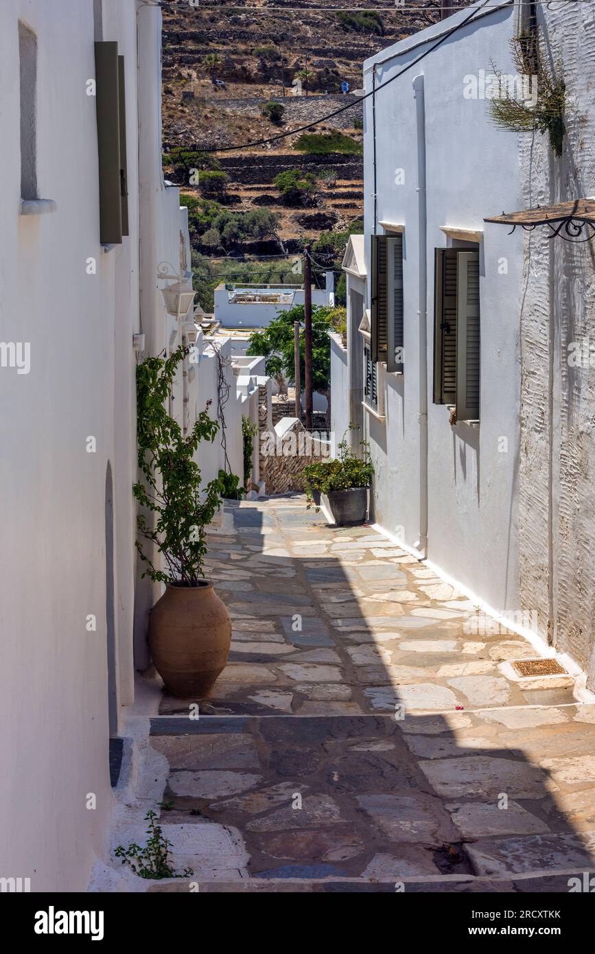 Une rue dans Pirgos Village, Tinos. Banque D'Images