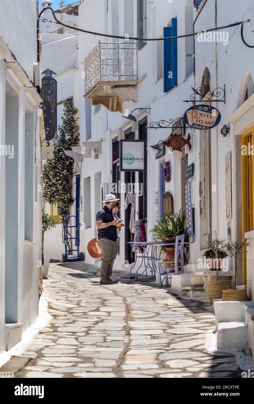 Touristes dans Pirgos Village, Tinos. Banque D'Images
