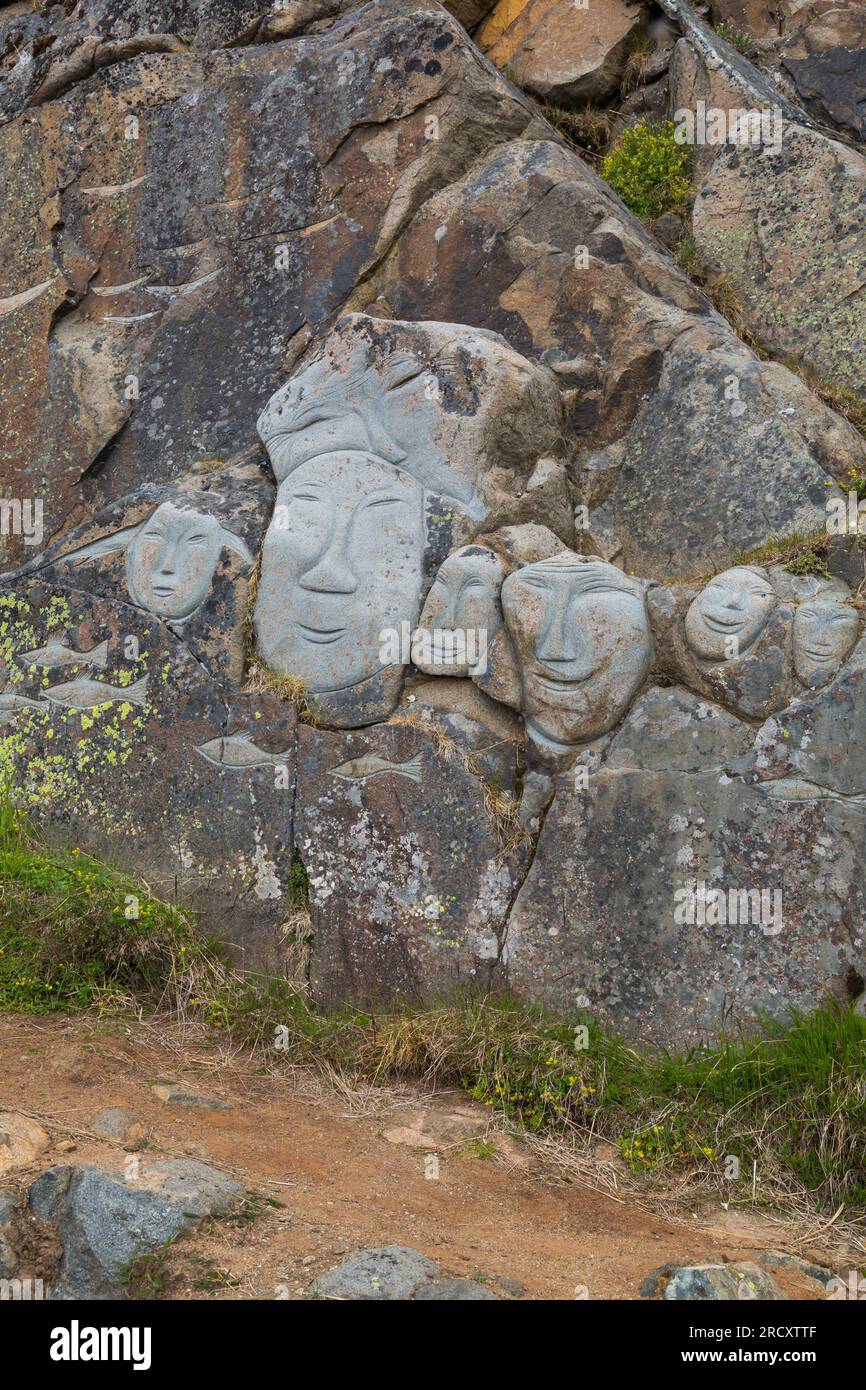 Visages, sculptures rupestres, dans le cadre du projet Stone & Man de l'artiste local aka Høegh à Qaqortoq, Groenland en juillet Banque D'Images