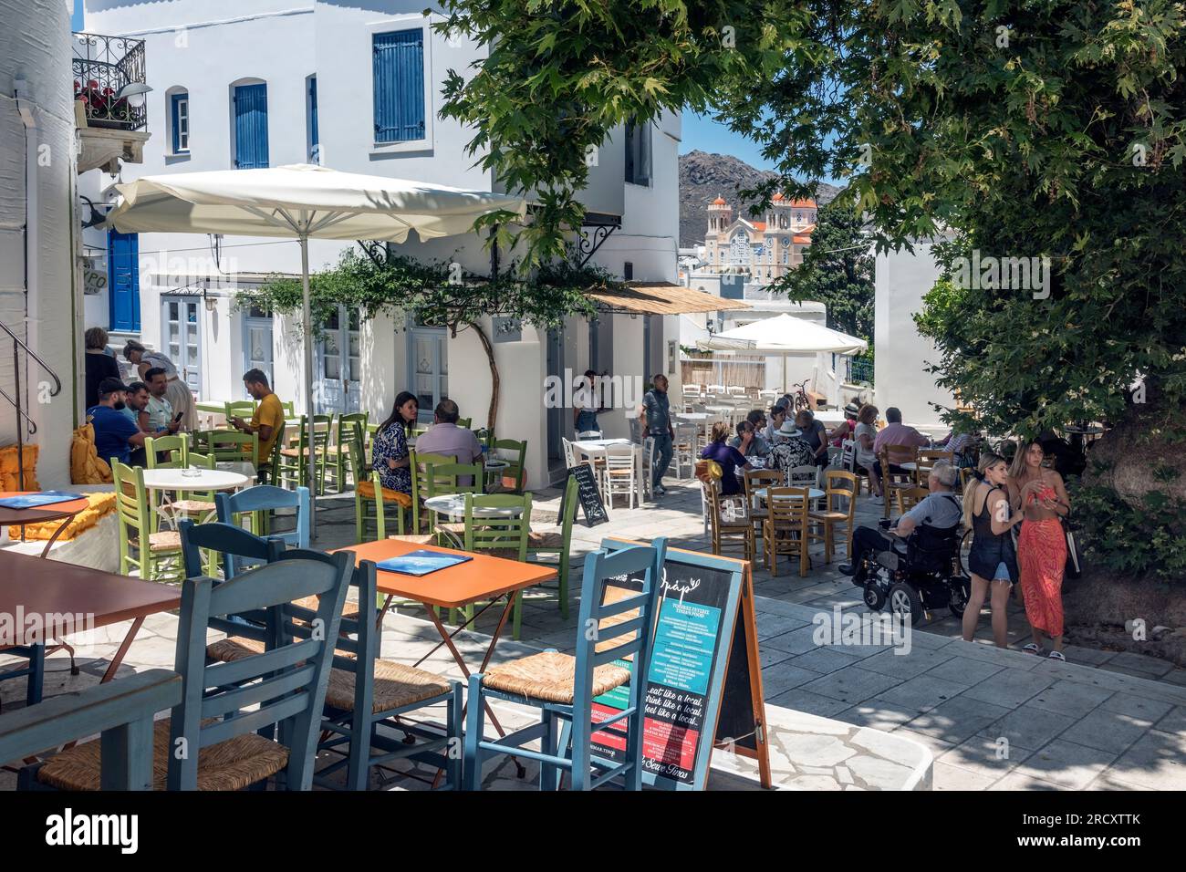 Restaurants à Pirgos Village Square, Tinos. Banque D'Images