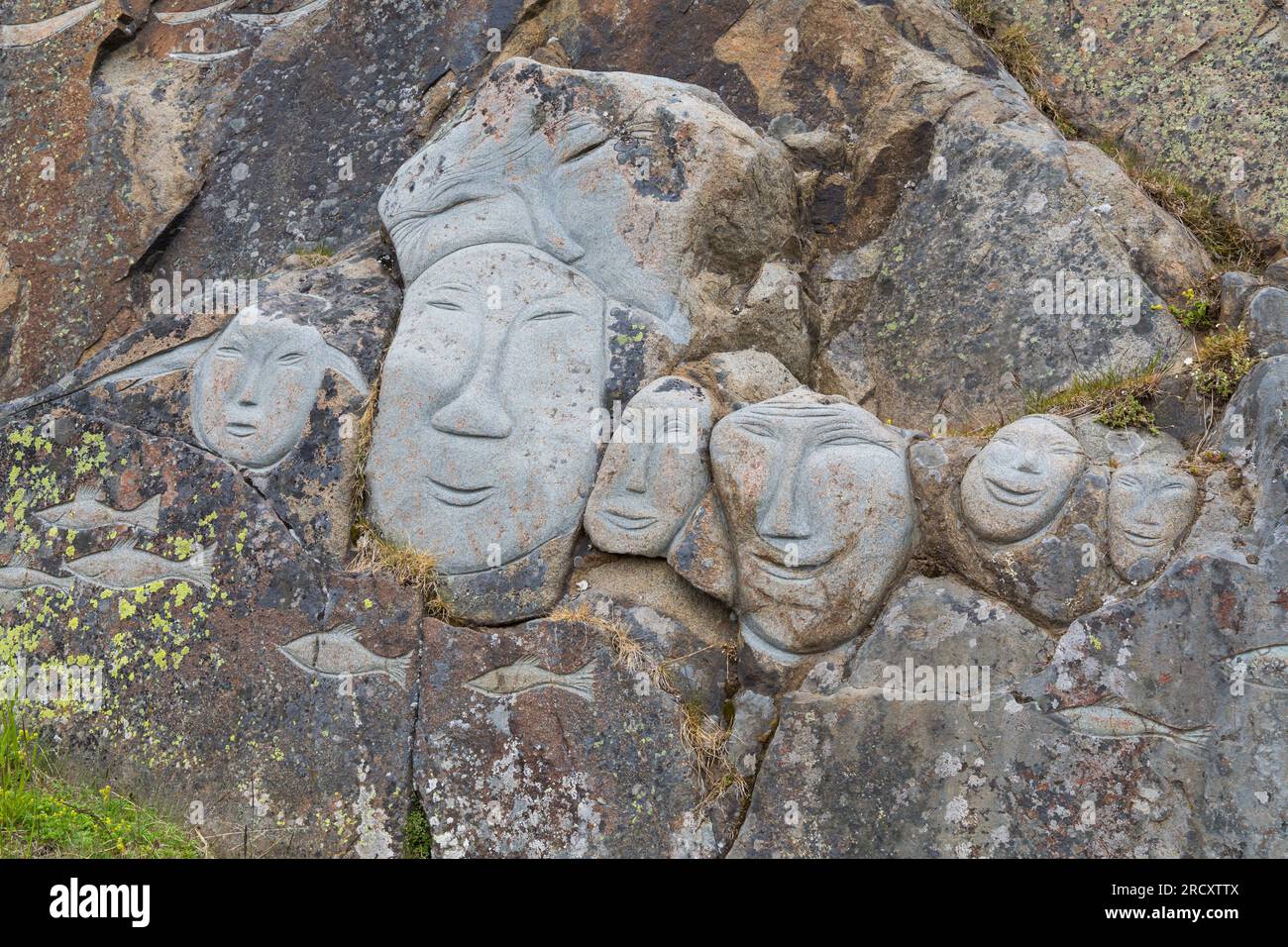 Visages, sculptures rupestres, dans le cadre du projet Stone & Man de l'artiste local aka Høegh à Qaqortoq, Groenland en juillet Banque D'Images