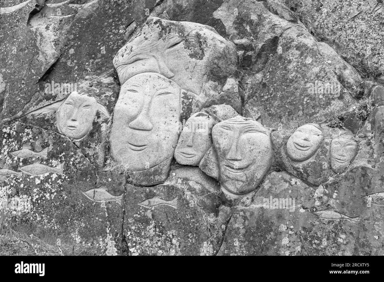 Visages, sculptures rupestres, dans le cadre du projet Stone & Man de l'artiste local aka Høegh à Qaqortoq, Groenland en juillet - monochrome, noir et blanc Banque D'Images