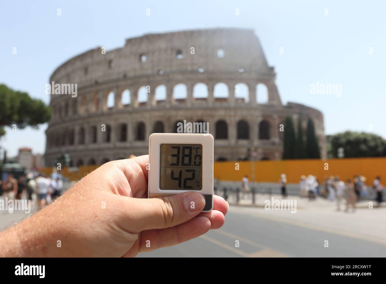 Rome Italie. 17 juillet 2023. Record de chaleur dans la capitale italienne, le thermomètre dépasse les 38 degrés Celsius au Colisée. Rome Italie. 17 juillet 2023. ANTONIO NARDELLI / ALAMY LIVE NEWS Banque D'Images