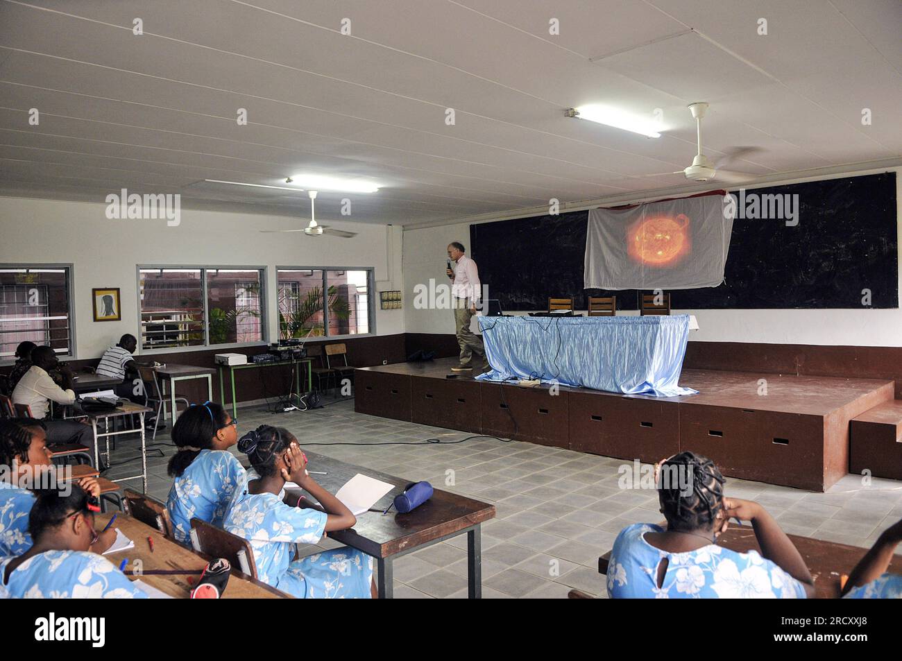 Un astrophysicien français donne sa présentation sur l’éclipse solaire aux étudiants du Collège Immaculée conception dans une salle de classe le 29 octobre 2013 à Libreville Banque D'Images