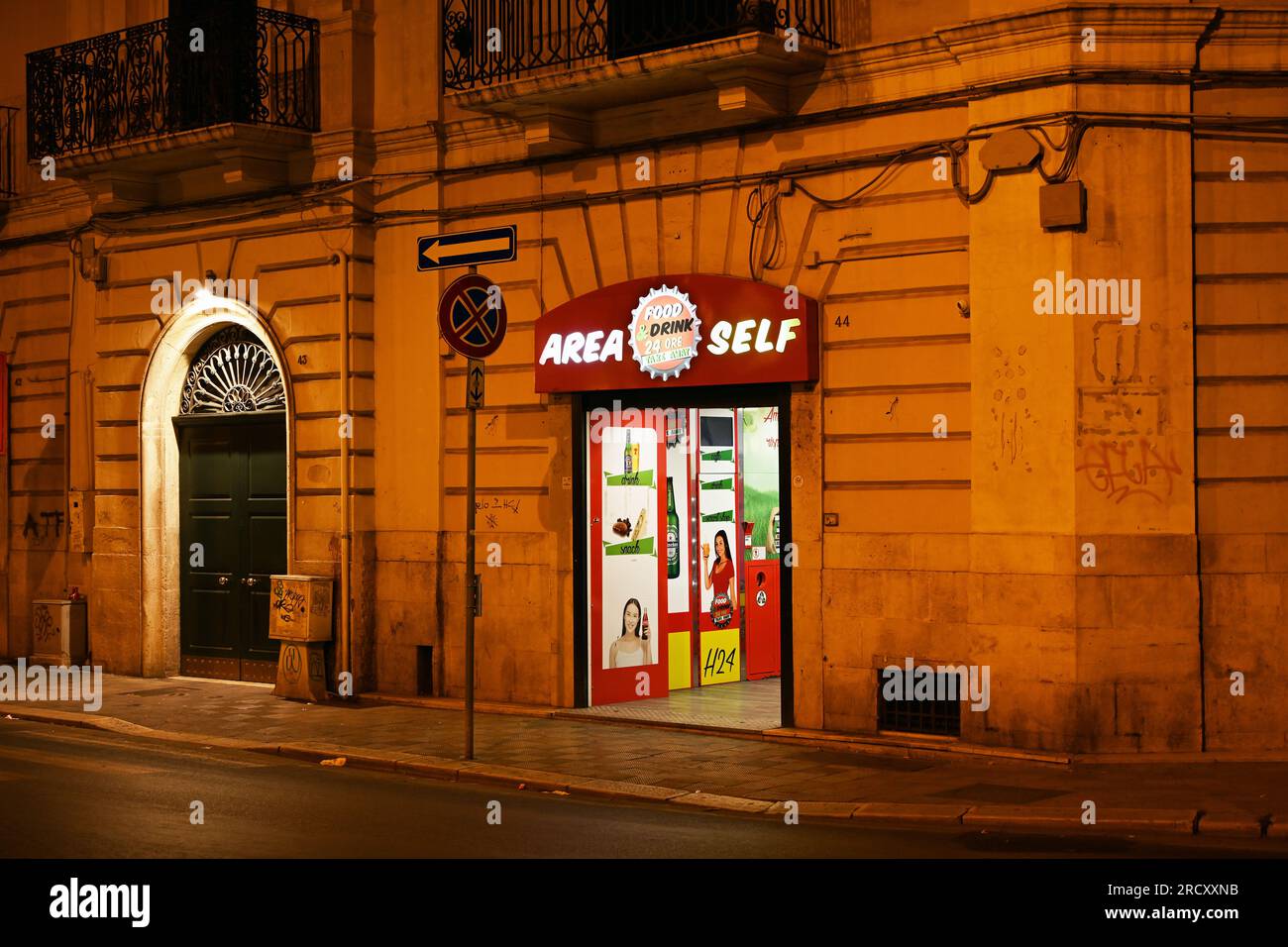 Boutique de nuit avec distributeurs automatiques Banque D'Images