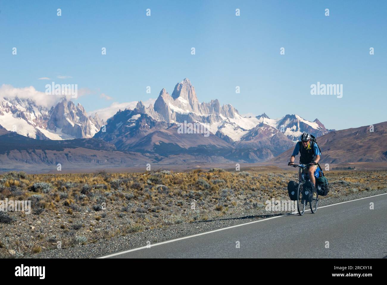 Cycliste empruntant la route de El Chaltén, avec les montagnes des Andes en arrière-plan Banque D'Images