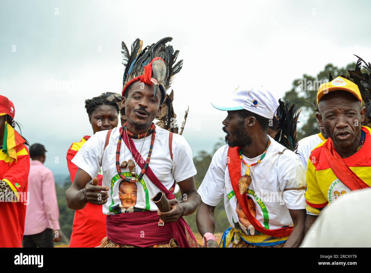 Artistes traditionnels congolais lors d’une exposition à Brazzaville, le 13 août 2014 Banque D'Images