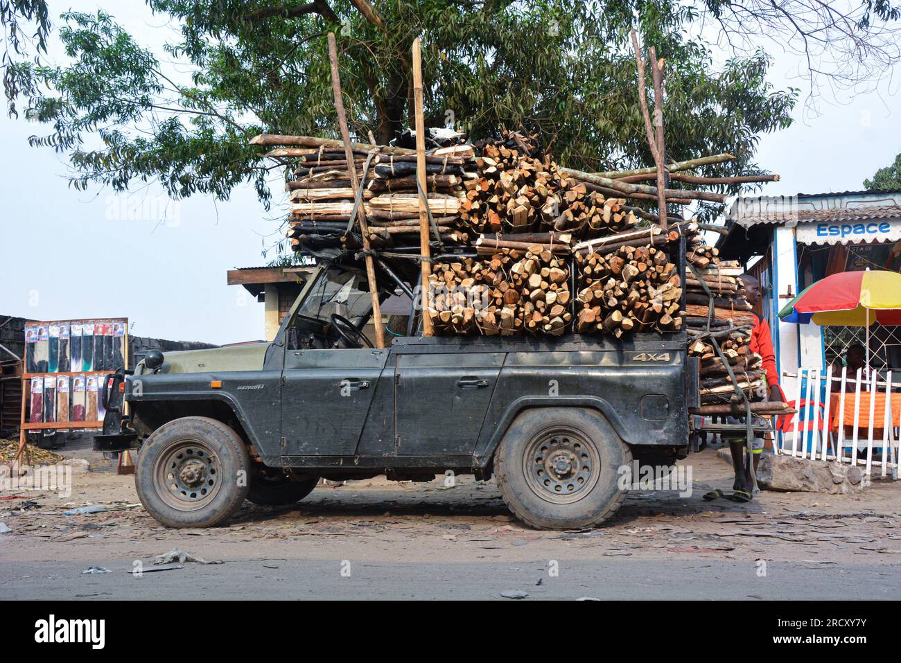 Un vieux pick-up surchargé par un feu de bois dans une rue à la sortie de Brazzaville, le 7 septembre 2017 Banque D'Images