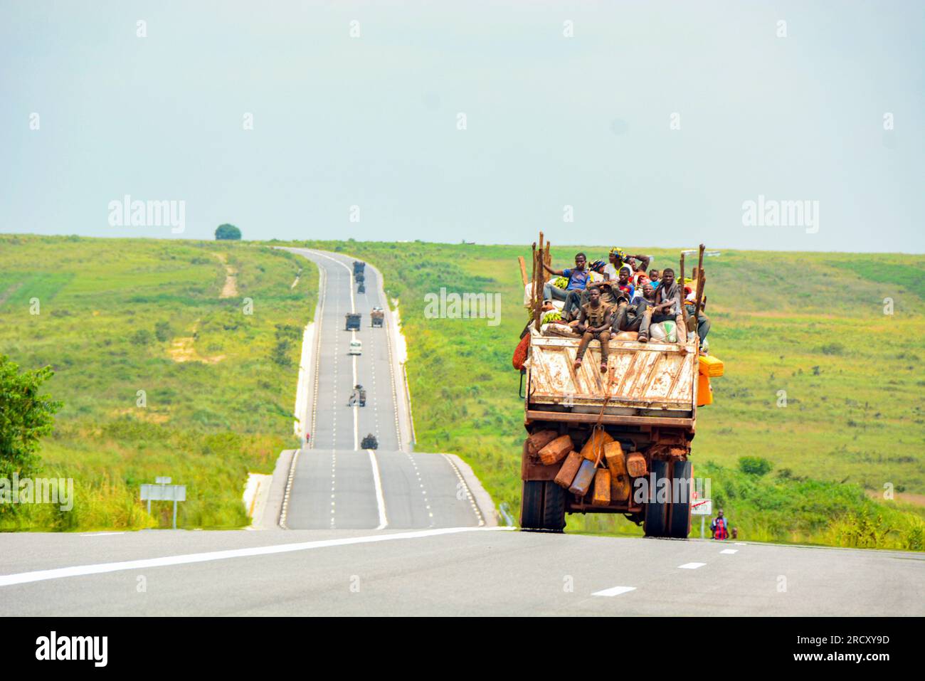 Camion transportant des hommes et des marchandises sur une route près de Brazzaville, 22 janvier 2017 Banque D'Images