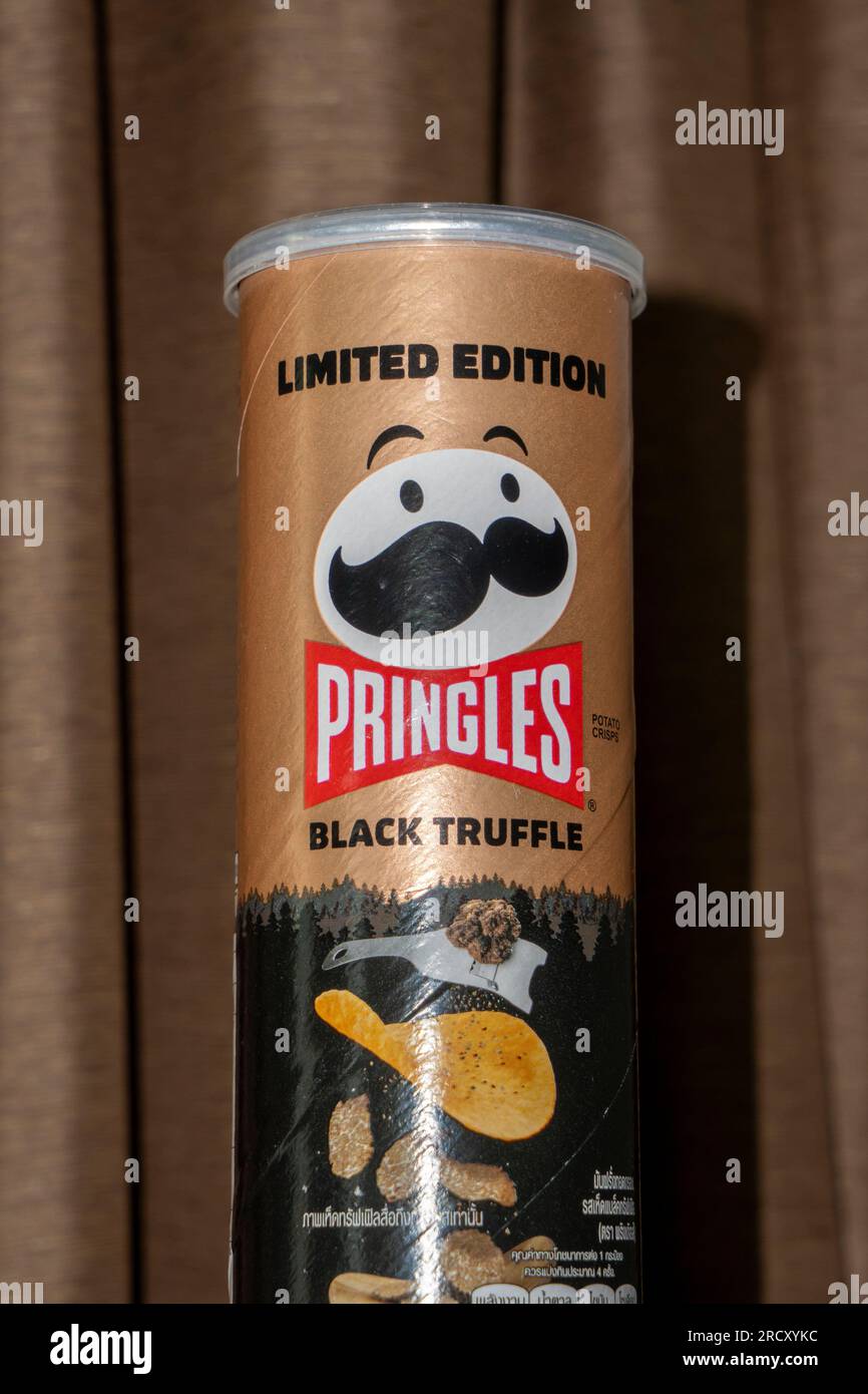 Pringles est une marque américaine de chips empilables à base de pommes de terre. Édition limitée Pringles Flavor, Black Truffle. Banque D'Images