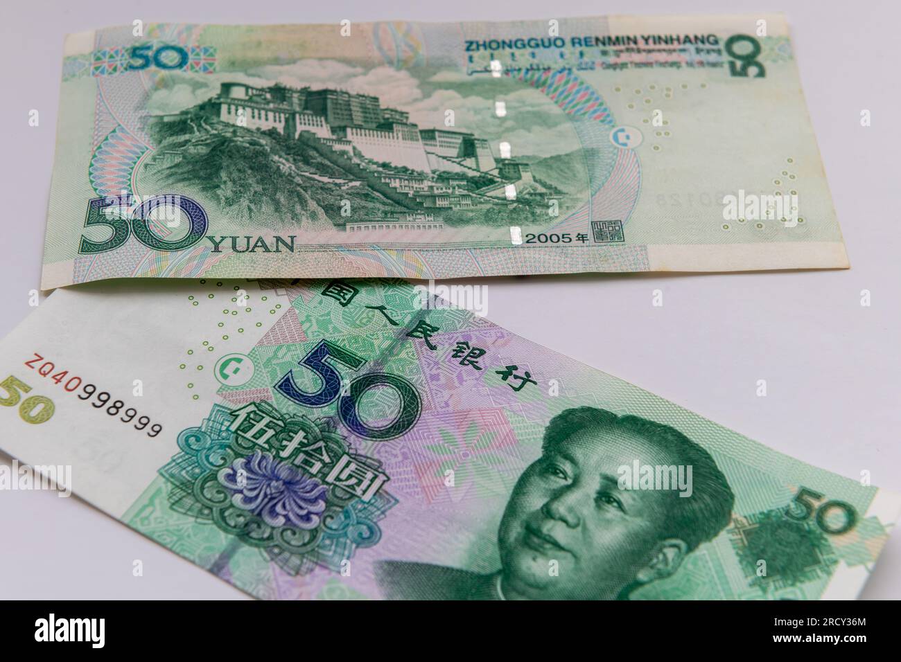 Le recto et le verso d'un billet de banque chinois de 50 yuans isolé en blanc. Banque D'Images