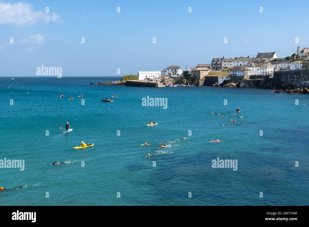 COVERACK, CORNWALL, ROYAUME-UNI - 1 JUILLET 2023. Une activité d'aventure organisée de natation en eau sauvage avec natation en eau libre à Coverack en Cornouailles Banque D'Images