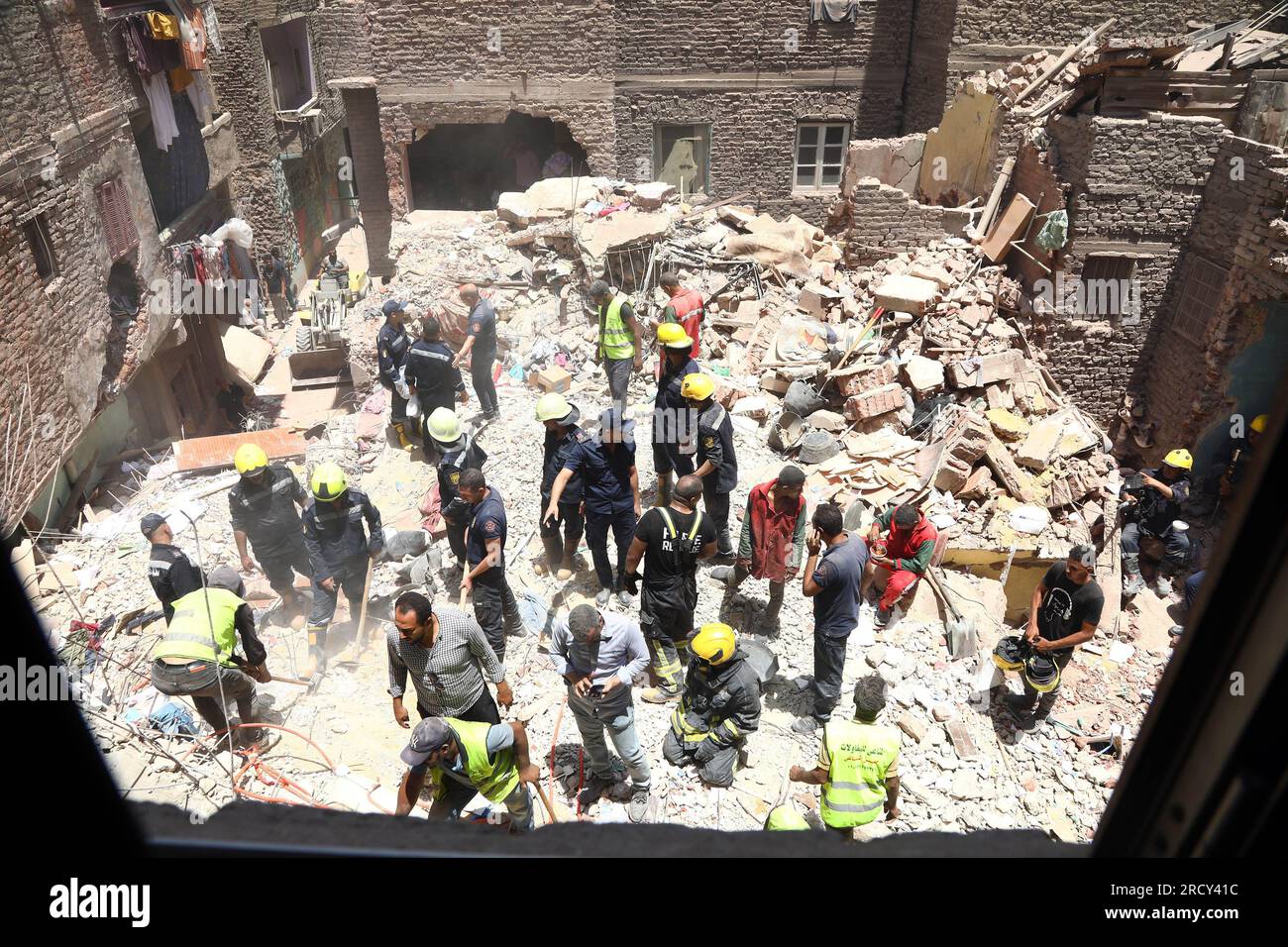 Le Caire, Égypte. 17 juillet 2023. Des sauveteurs travaillent sur un site d’accident d’effondrement de bâtiment au Caire, en Égypte, le 17 juillet 2023. Au moins sept personnes ont été tuées et une autre blessée lundi après l’effondrement d’un bâtiment de cinq étages ici, dans la capitale égyptienne. Crédit : Ahmed Gomaa/Xinhua/Alamy Live News Banque D'Images