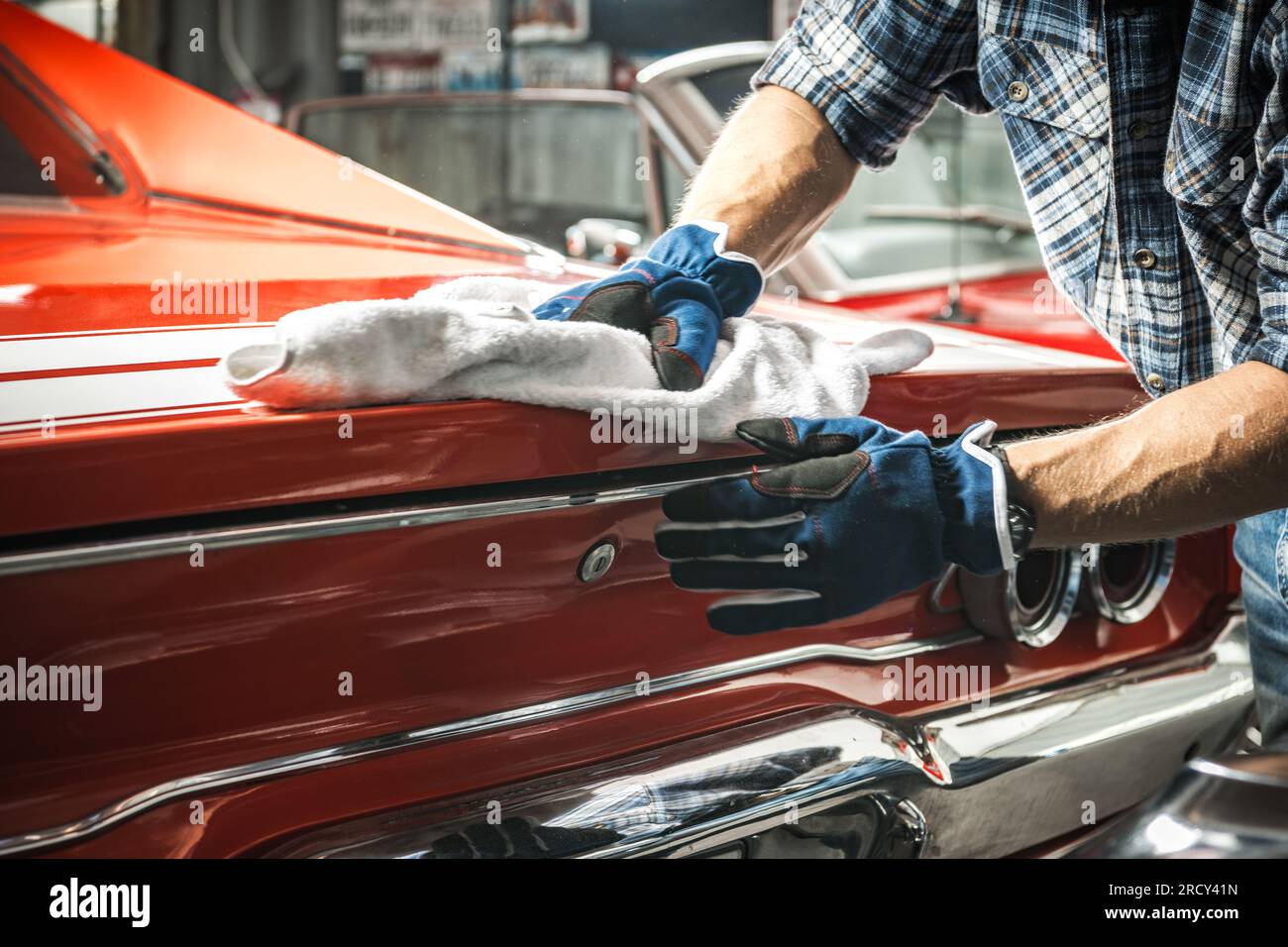 Caucasian muscle Cars Enthusiast prenant soin de sa collection Classic Cars. Thème automobile. Banque D'Images