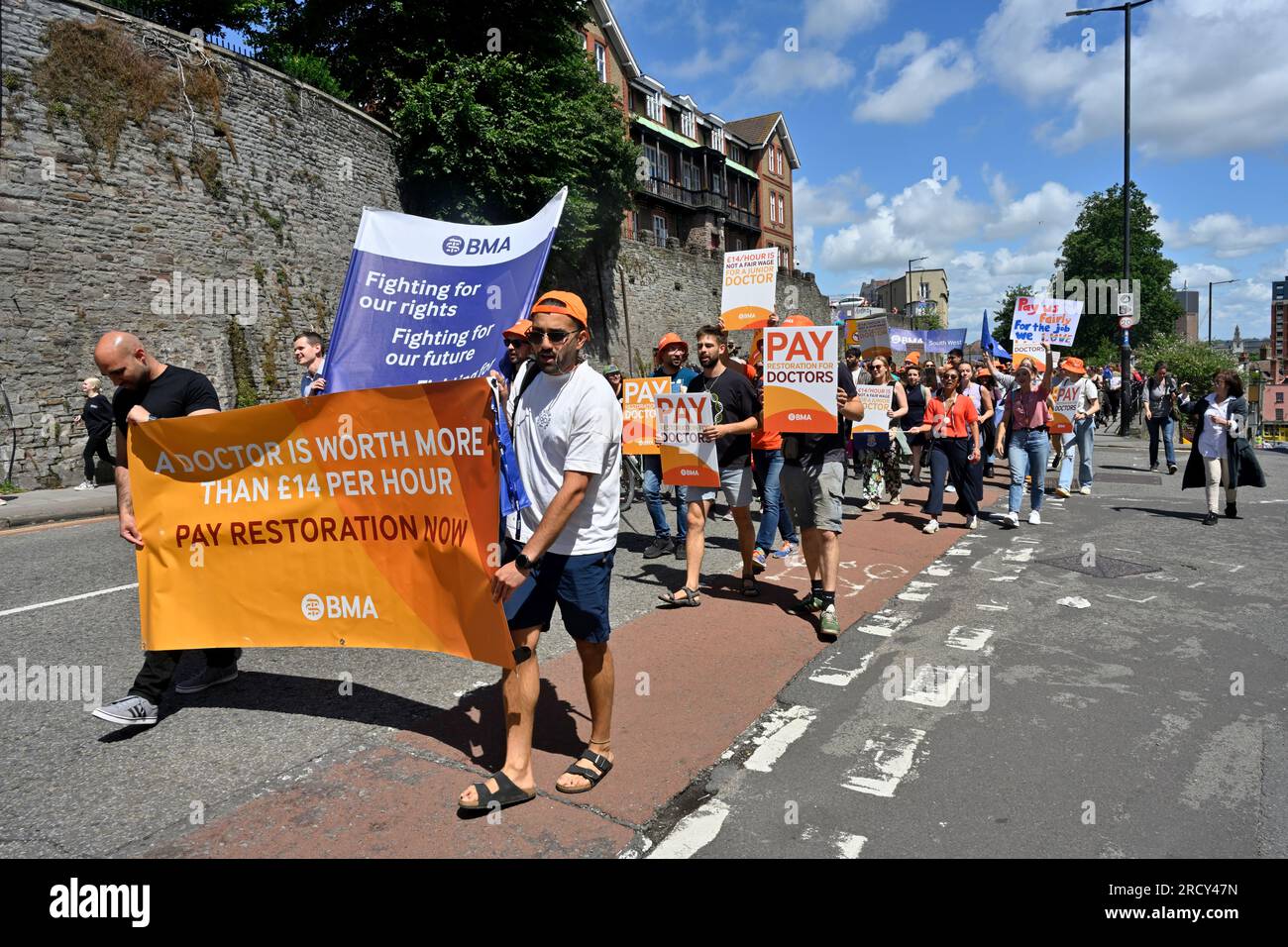 Grève du médecin junior du NHS pour une augmentation des salaires marche à Bristol, en Angleterre, le 17 juillet 2023. Marche à travers le centre-ville près de Bristol Royal Infirmar Banque D'Images