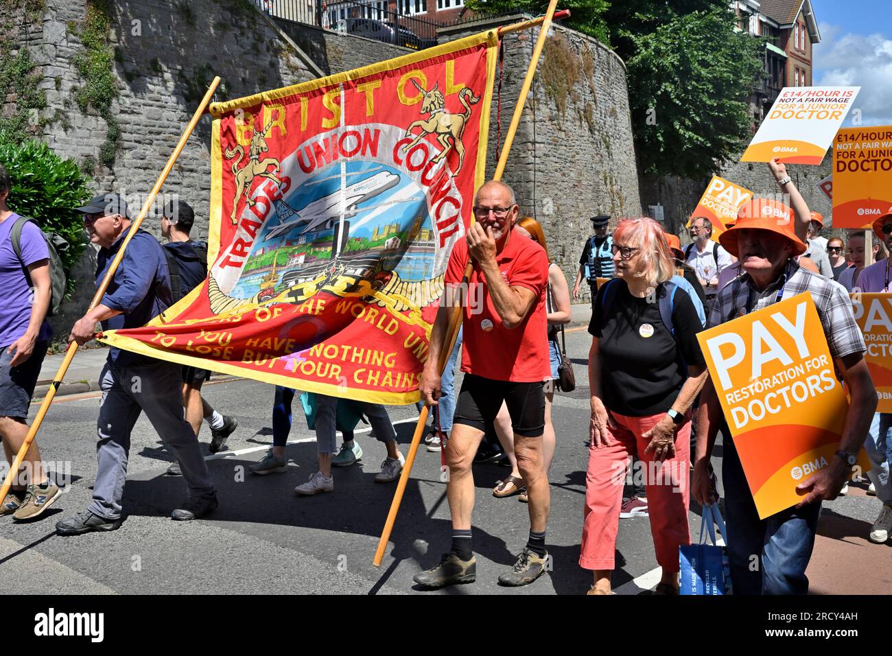 Grève du médecin junior du NHS pour une augmentation des salaires marche à Bristol, en Angleterre, le 17 juillet 2023. Marche à travers le centre-ville près de Bristol Royal Infirmar Banque D'Images