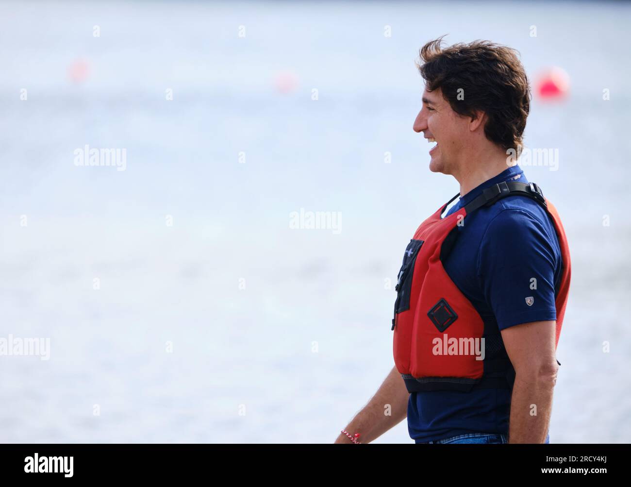 Dartmouth, Nouvelle-Écosse, Canada. 17 juillet 2023. Le premier ministre canadien Justin Trudeau arrive en canoë autochtone à l’ouverture de la compétition de canoë aux Jeux autochtones de l’Amérique du Nord. Banque D'Images