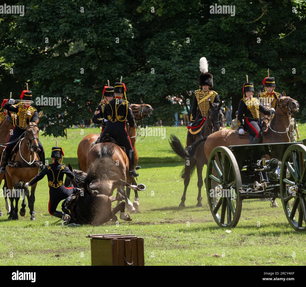 Londres, Royaume-Uni. 17 juillet 2023. King's Troop Royal Horse Artillery à Green Park Londres tirant un salut royal de 41 canons pour l'anniversaire de sa Majesté la Reine Un soldat perd le contrôle de son cheval crédit : Ian Davidson/Alamy Live News Banque D'Images