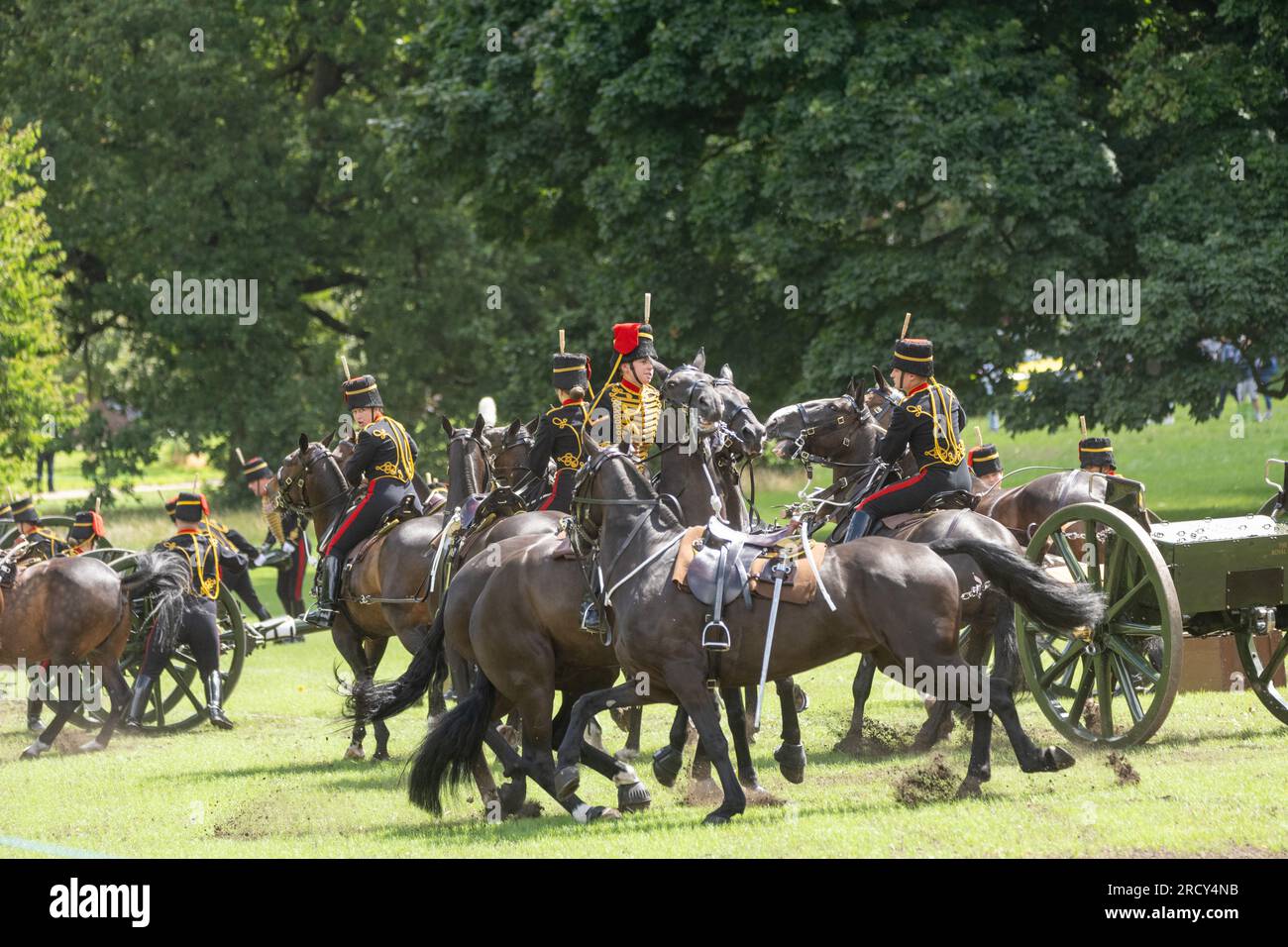 Londres, Royaume-Uni. 17 juillet 2023. King's Troop Royal Horse Artillery à Green Park London tirant un salut royal de 41 canons pour l'anniversaire de sa Majesté la Reine crédit : Ian Davidson/Alamy Live News Banque D'Images