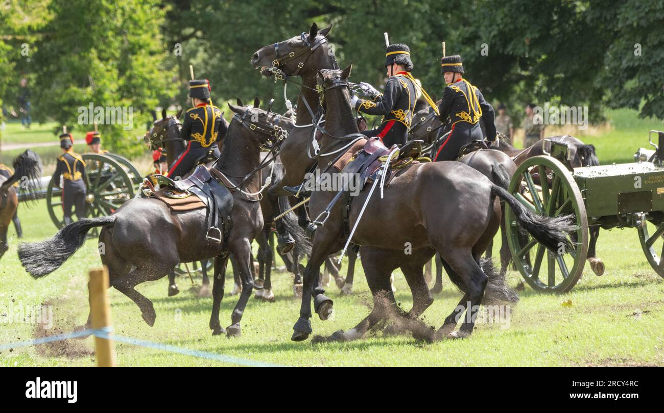 Londres, Royaume-Uni. 17 juillet 2023. King's Troop Royal Horse Artillery à Green Park London tirant un salut royal de 41 canons pour l'anniversaire de sa Majesté la Reine crédit : Ian Davidson/Alamy Live News Banque D'Images