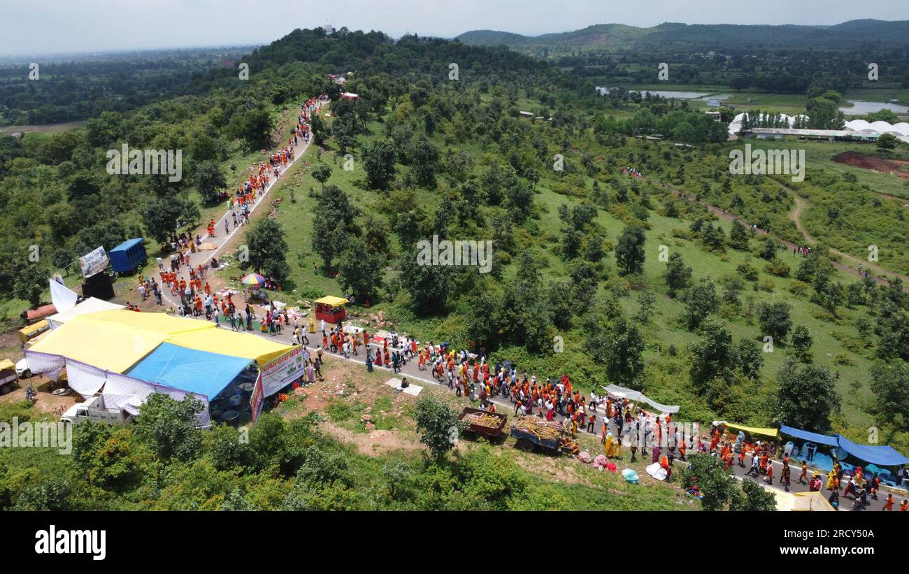Jabalpur, Inde. 17 juillet 2023. Jabalpur : les dévots du Seigneur Shiva sont des 'Kanwariyass' transportant l'eau bénite de la rivière Narmada pendant leur pèlerinage dans le mois de Shravan, ils sont arrivés à Kailash Dham à environ 35 km de Jabalpur. Le 17 juillet 2023. Photo par - Uma Shankar Mishra Banque D'Images