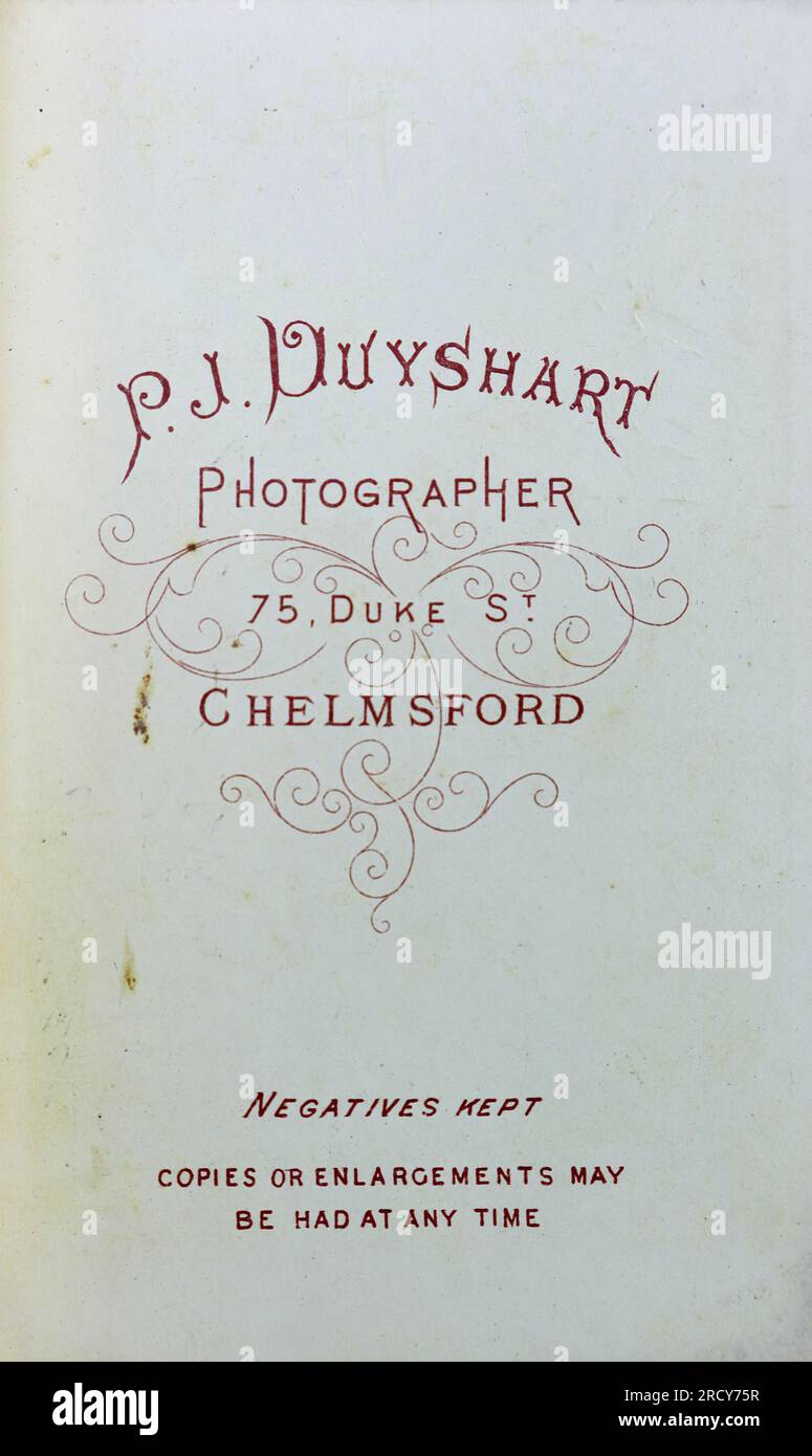 Publicité au dos d'une photographie de P. J. Duyshart, photographe de 75, Duke Street, Chelmsford. D'une collection de photographies victoriennes carte de visite, datées des années 1890 Carte de visite est un terme français connu en anglais sous le nom de « Visiting card ». Ils avaient généralement un tirage photographique albumen d'environ 54x89mm monté sur une carte légèrement plus grande. Dans certains cas, les ravages du temps ont fait leurs ravages. Banque D'Images