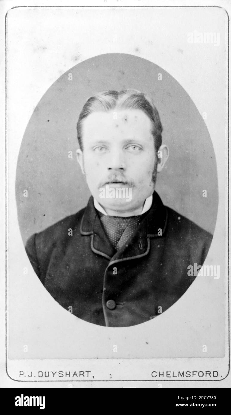 Portrait tête et épaule vignette d'un homme avec une moustache. Photographie originale de P. J. Duyshart de Duke Street, Chelmsford. D'une collection de photographies victoriennes carte de visite, datées des années 1890 Carte de visite est un terme français connu en anglais sous le nom de « Visiting card ». Ils avaient généralement un tirage photographique albumen d'environ 54x89mm monté sur une carte légèrement plus grande. Dans certains cas, les ravages du temps ont fait leurs ravages. Banque D'Images