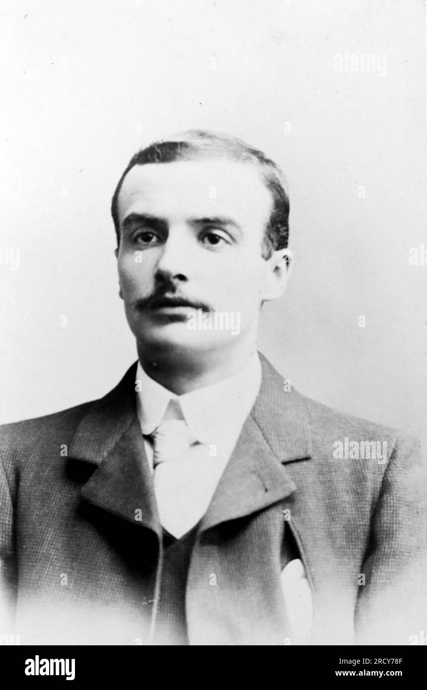Portrait tête et épaule d'un jeune homme bien habillé avec une moustache. Photographie originale non attribuée. D'une collection de photographies victoriennes carte de visite, datées des années 1890 Carte de visite est un terme français connu en anglais sous le nom de « Visiting card ». Ils avaient généralement un tirage photographique albumen d'environ 54x89mm monté sur une carte légèrement plus grande. Dans certains cas, les ravages du temps ont fait leurs ravages. Banque D'Images