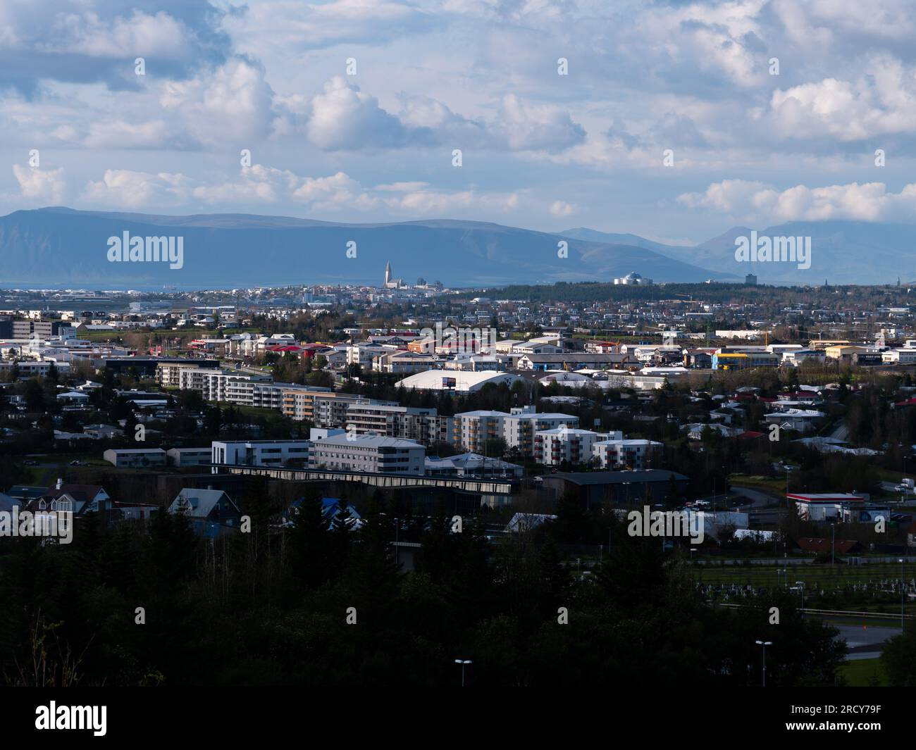 Une vue sur Reykjavik, Islande avec la montagne Esja en arrière-plan. Banque D'Images