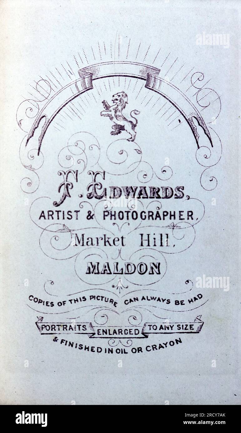 Publicité au dos d'une photographie de F. Edwards, artiste et photographe de Market Hill, Maldon. « Portraits agrandis à n’importe quelle taille et finis à l’huile ou au crayon. » D'une collection de photographies victoriennes carte de visite, datées des années 1890 Carte de visite est un terme français connu en anglais sous le nom de « Visiting card ». Ils avaient généralement un tirage photographique albumen d'environ 54x89mm monté sur une carte légèrement plus grande. Dans certains cas, les ravages du temps ont fait leurs ravages. Banque D'Images