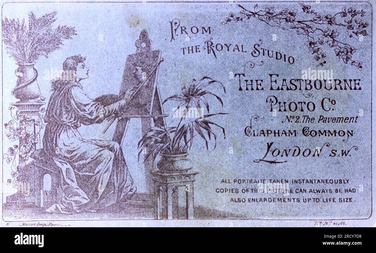 Publicité au dos d'une photographie de la Eastbourne photo Company, 2 The Pavement, Clapham Common, Londres. D'une collection de photographies victoriennes carte de visite, datées des années 1890 Carte de visite est un terme français connu en anglais sous le nom de « Visiting card ». Ils avaient généralement un tirage photographique albumen d'environ 54x89mm monté sur une carte légèrement plus grande. Dans certains cas, les ravages du temps ont fait leurs ravages. Banque D'Images