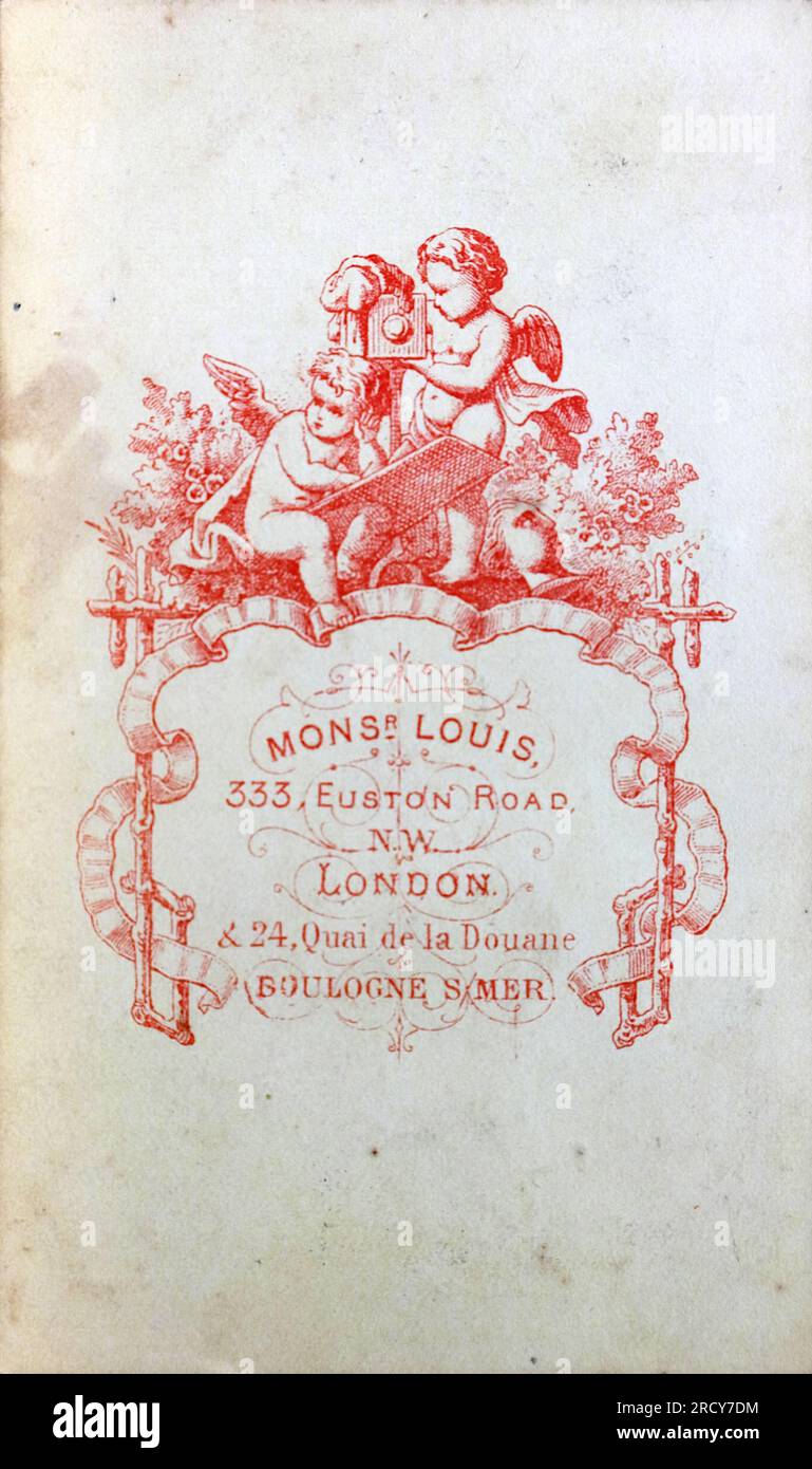 Publicité au dos d'une photographie de Monsr. Louis de 333, Euston Road, Londres et Boulogne. D'une collection de photographies victoriennes carte de visite, datées des années 1890 Carte de visite est un terme français connu en anglais sous le nom de « Visiting card ». Ils avaient généralement un tirage photographique albumen d'environ 54x89mm monté sur une carte légèrement plus grande. Dans certains cas, les ravages du temps ont fait leurs ravages. Banque D'Images