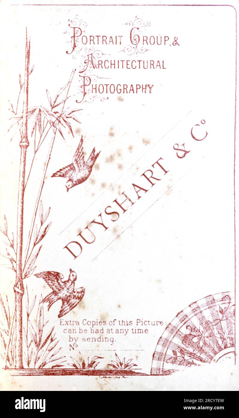 Publicité au dos d'une photographie de Duyshart and Co, du 75 Duke Street, Chelmsford. D'une collection de photographies victoriennes carte de visite, datées des années 1890 Carte de visite est un terme français connu en anglais sous le nom de « Visiting card ». Ils avaient généralement un tirage photographique albumen d'environ 54x89mm monté sur une carte légèrement plus grande. Dans certains cas, les ravages du temps ont fait leurs ravages. Banque D'Images