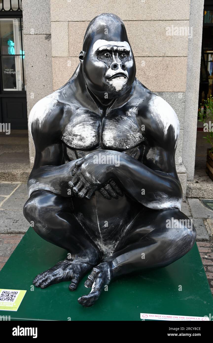 Gorilla Statue de Ronnie Wood en soutien à l'association caritative African conservation TUSK pour laquelle il est ambassadeur.The Tusk Gorilla Trail à Covent Garden, Londres, Royaume-Uni Banque D'Images
