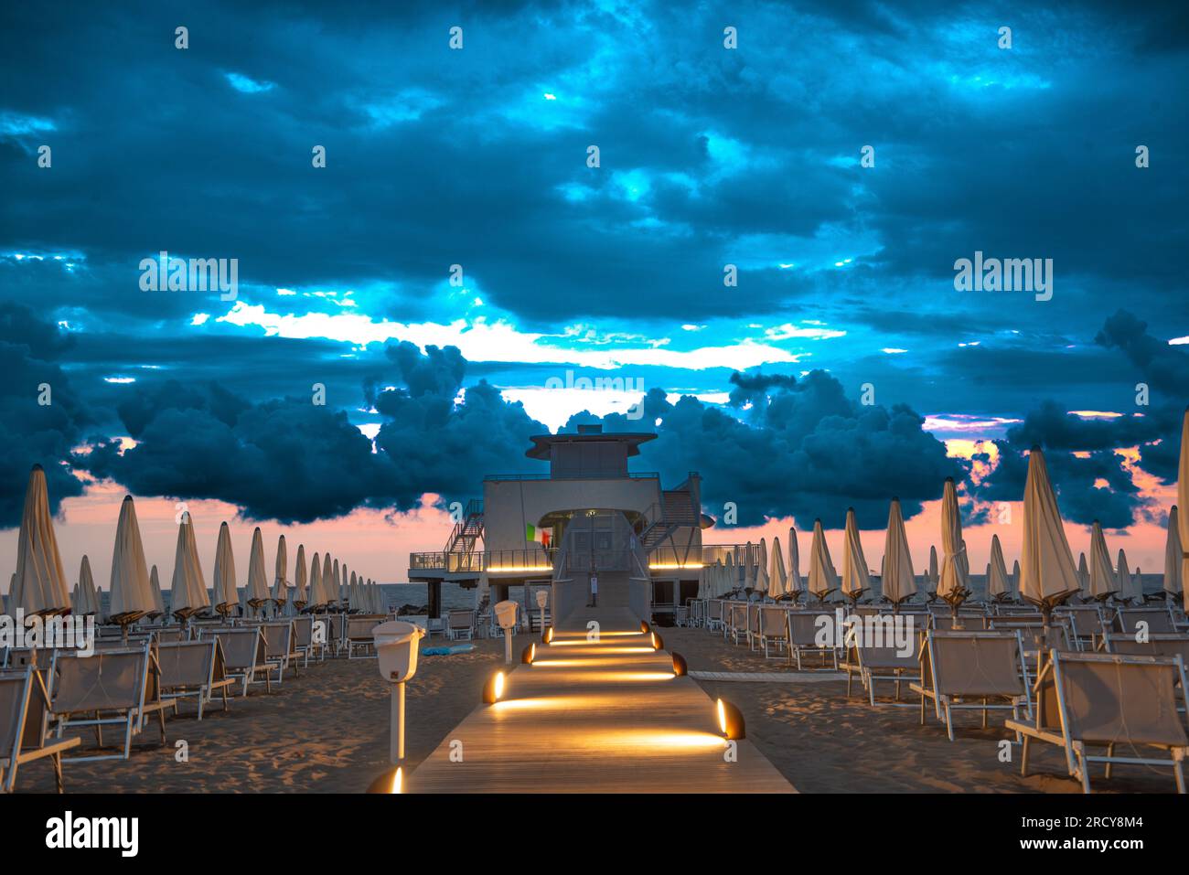 Plage déserte en Emilie Romagne au coucher du soleil Banque D'Images