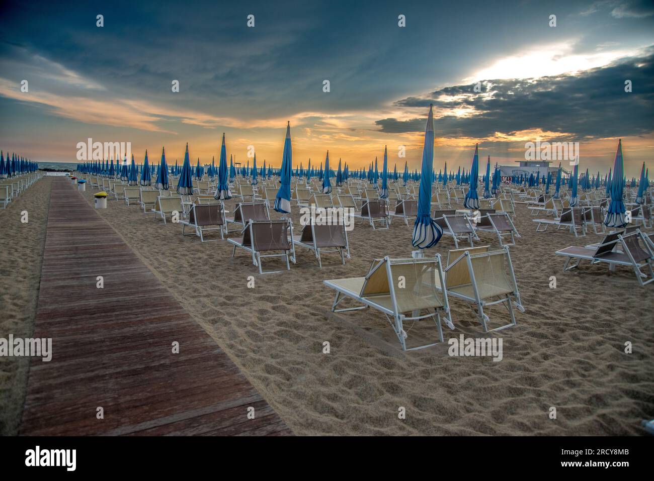 Plage déserte en Emilie Romagne au coucher du soleil Banque D'Images