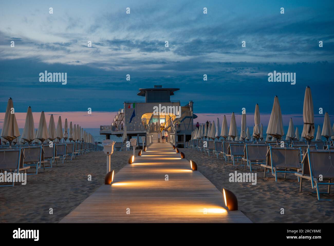 Plage déserte en Emilie Romagne au coucher du soleil Banque D'Images
