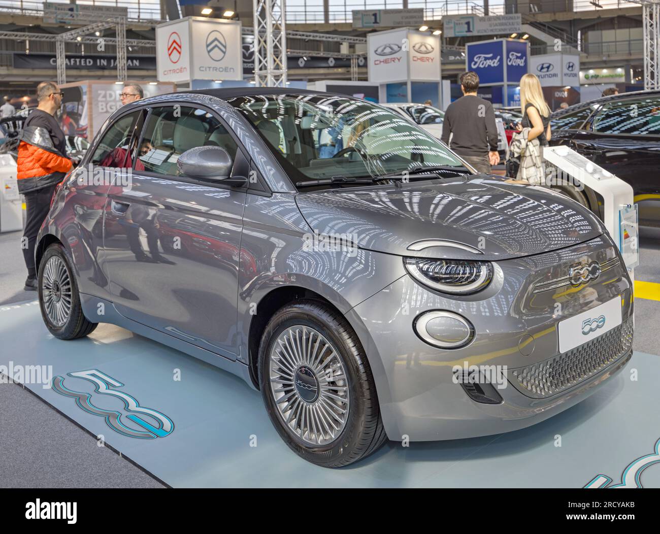 Belgrade, Serbie - 22 mars 2023 : Nouvelle petite voiture Fiat 500 électrique au salon international de l'automobile. Banque D'Images