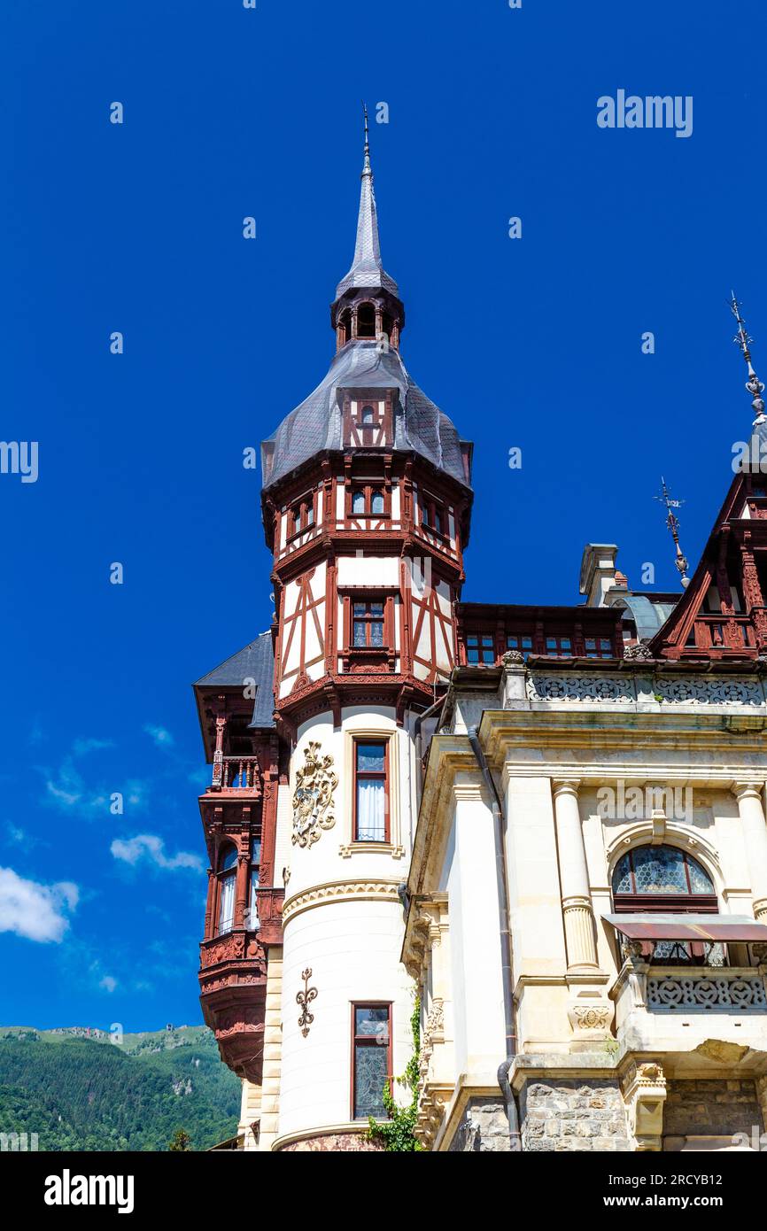 Extérieur de style alpin, néo-renaissance, à colombages Château de Peles, Sinaia, Roumanie. Banque D'Images