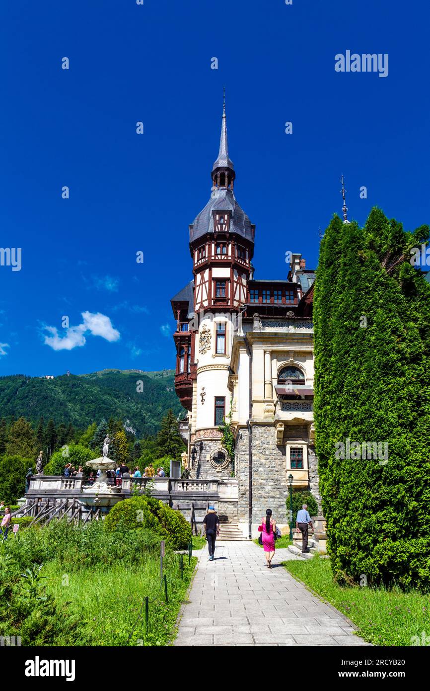 Extérieur de style alpin, néo-renaissance, à colombages Château de Peles, Sinaia, Roumanie. Banque D'Images